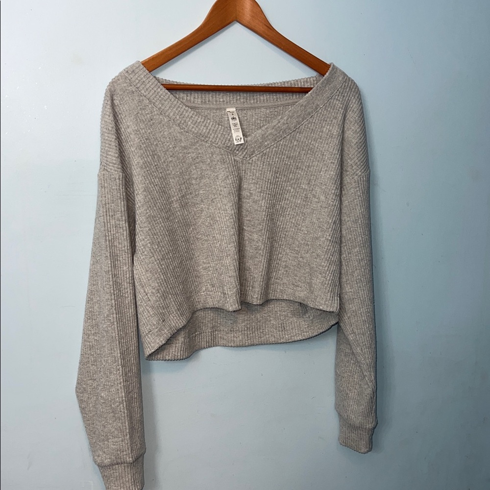 ALO Yoga gray pullover v-neck ribbed crop top- Size small- perfect condition